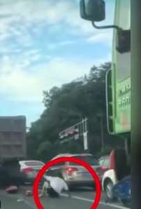 女孩骑电动车在车流中穿行，下一秒令人震惊！