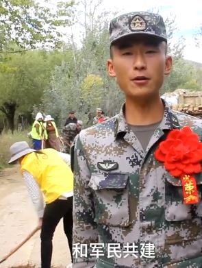 西藏军区20余名老兵帮驻地村民修路