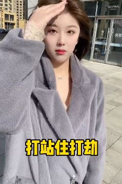 搞笑段子：男子街头打劫美女反被绑回家，送上门的哪儿能放过！