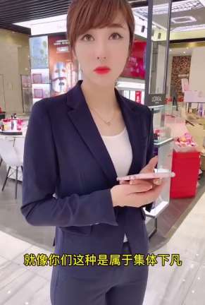 小姐姐被路人赞漂亮美的乐开花