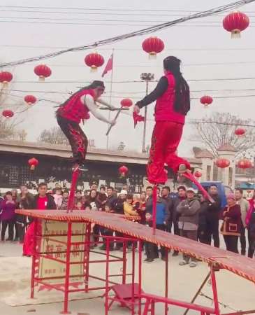 中国传统民间艺术踩高跷,好久没看到过这种表演了!
