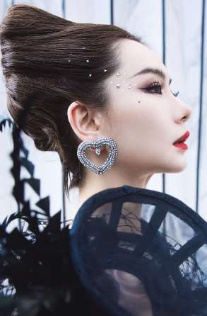 戚薇霸气黑皇后造型 网友：冷艳又高贵！