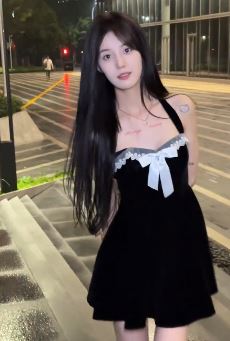 迷人小姐姐「李丽欣」穿性感美裙分享夜晚街头随拍
