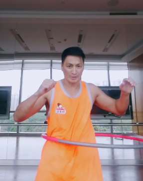 何家劲表演转呼啦圈，想不想和展大侠切磋一下？