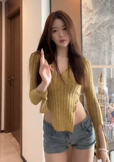 漂亮御姐「纯情美少女」性感穿搭居家浅跳 网友：人间尤物