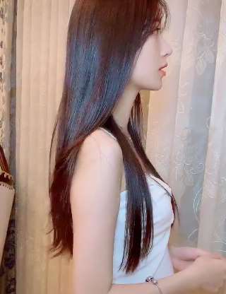 侧脸很美正脸更美，喜欢这位姑娘的老铁欢迎在下方评论！