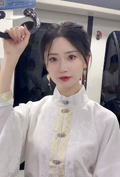漂亮小姐姐「嘉月」传统马面裙分享地铁随拍 网友:中正大气