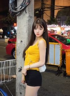 小姐姐「杨肉丝」火辣穿搭分享泰国曼谷唐人街随拍 网友：可爱真迷人