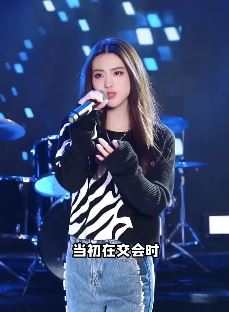 爱唱歌的小姐姐「金钰晨」深情演唱《最熟悉的陌生人》