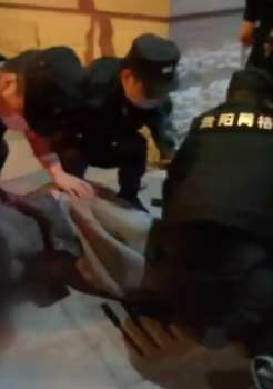 贵阳一男子怀疑妻子有外遇 酒后持斧头闯校园寻妻