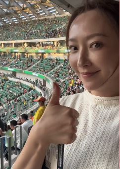 演员金丰分享北京工体看球vlog，配文：中国足球加油!