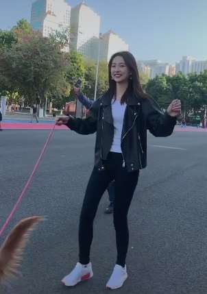 车模苏宁出来遛狗，身后大哥也抢着上镜！