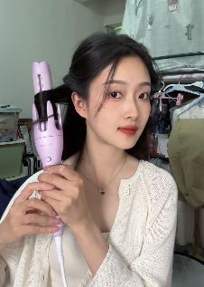 漂亮小姐姐「鱼尾」分享日常卷发vlog，配文：今天是温柔姐姐