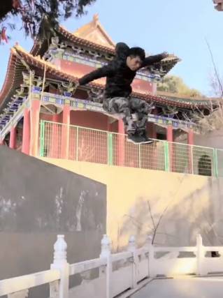 这位跑酷爱好者挺厉害的，翻几个跟斗哪是小事，还能飞檐走壁呢！