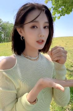 演员「李一桐」发抖音表演多喝热水手势舞 网友:最纯最美的女人!