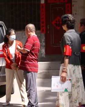 兰州21名退休大爷大妈当志愿者走街串巷解决群众琐事