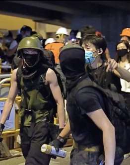 台湾当局接收30多名乱港分子，还称他们是"朋友"！