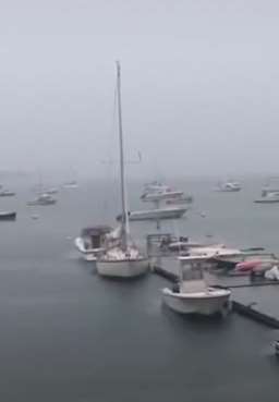 闪电从天而降击中船只爆发巨大火花，真是吓死宝宝了！