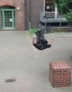 外国小哥空翻跑酷 动作一气呵成