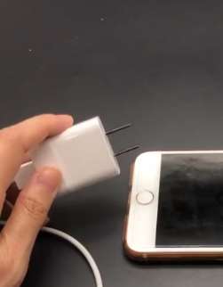 手机充电需注意，这样做可延长电池寿命!