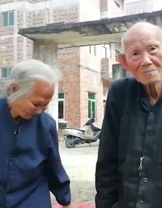 9旬夫妻相亲相爱携手走过77年 平时爱吃肉生活规律