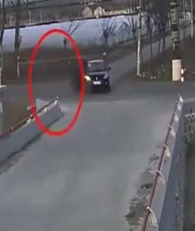 乡间小路一骑摩托车男子飞速撞向一辆黑色小轿车,摩托车被撞的支离破碎!