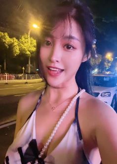 长沙小姐姐「你的肉肉」性感穿搭夜晚街头随拍  网友:湘女真俊