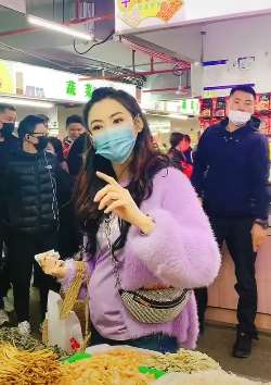 张柏芝逛菜市场被拍，一半嫌多女神买菜也这么"精打细算"！