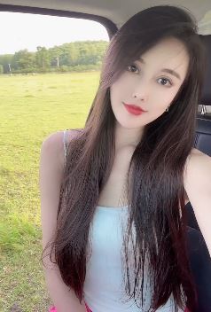 颜值小姐姐「尼娜」玩自拍,配文:闺蜜失恋了陪她喝到三点,她和好了我吐了!