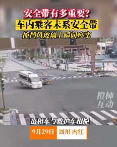 四川内江一救护车与出租车相撞 乘客被撞昏迷