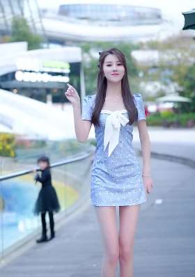 张婧彤热舞身后小妹妹都看呆了，果然美女谁都喜欢！