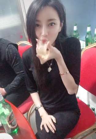 爱喝酒的美女,敢不敢与她比比酒量呢?
