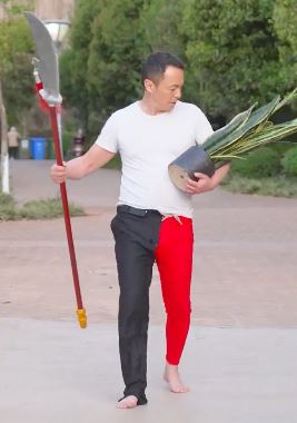 陈翔六点半:看完笑喷!送个快递裤子只剩半条了!