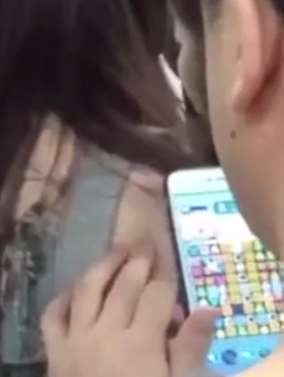 沈阳地铁上一男子借玩游戏摸女孩被拘