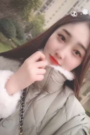 寒风中楚楚动人的小姐姐，是不是你喜欢的姑娘呢？