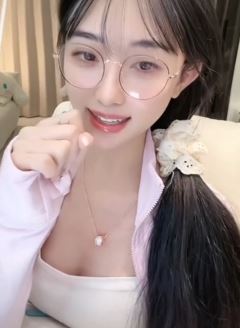 美女主播「兔宝uu」穿低胸装直播间唱《心太软》 网友:又甜又欲