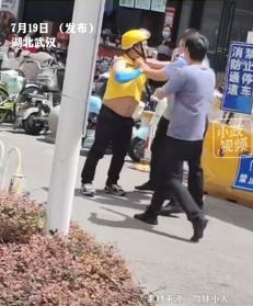 网传武汉一身穿制服男子暴打外卖小哥