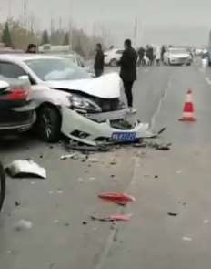 郑州中州大道金水立交发生多车追尾事故