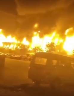 广西柳州一排门面起火 火势之大伴有爆裂声