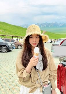 歌手张含韵分享那拉提景区旅游vlog 景色怡人美如画