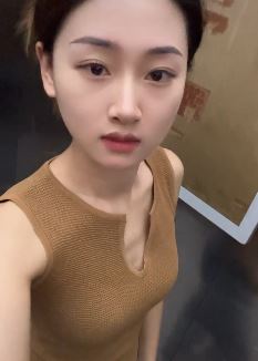 甜美小姐姐「杨羊羊」分享电梯里随拍  网友:清纯秀丽