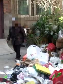 昆明一8旬老人捡拾垃圾成瘾堆满院子，邻居苦不堪言