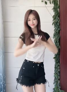 山东小姐姐「小梨涡」劝你出来玩呀,反正也赚不到!网友:不要整天来迷我!