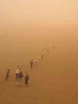 敦煌遭遇沙尘暴，莫高窟景区暂停开放