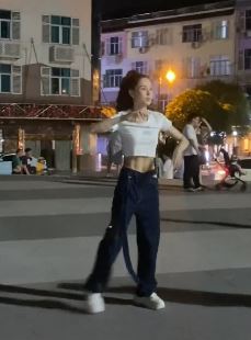 演员李若彤体验夜晚广场上跳广场舞 并和小宝宝热情互动