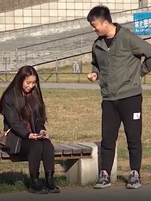 搞笑视频：男子当传话筒恶搞2小伙与美女，看完笑抽了！