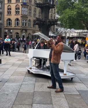 街头艺术家：老外用萨克斯吹奏刘若英《后来》，太好听了！