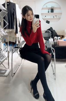 178长腿小姐姐「大玉儿」穿黑丝自拍 这么高的美女你敢娶吗?