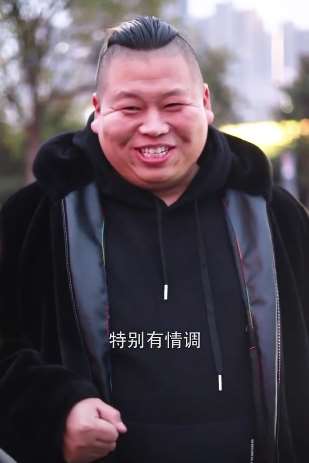 搞笑：美女主动约小胖子去吃饭，原来这才是她真正的目地！