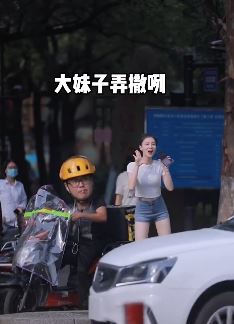 网红大霖Darling街头红绿灯旁热舞 一旁快递小递看傻眼